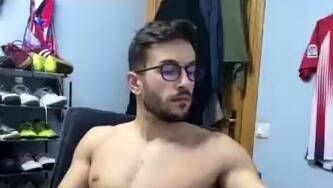 Jerking off gay amateur hunk - nvdvid.com